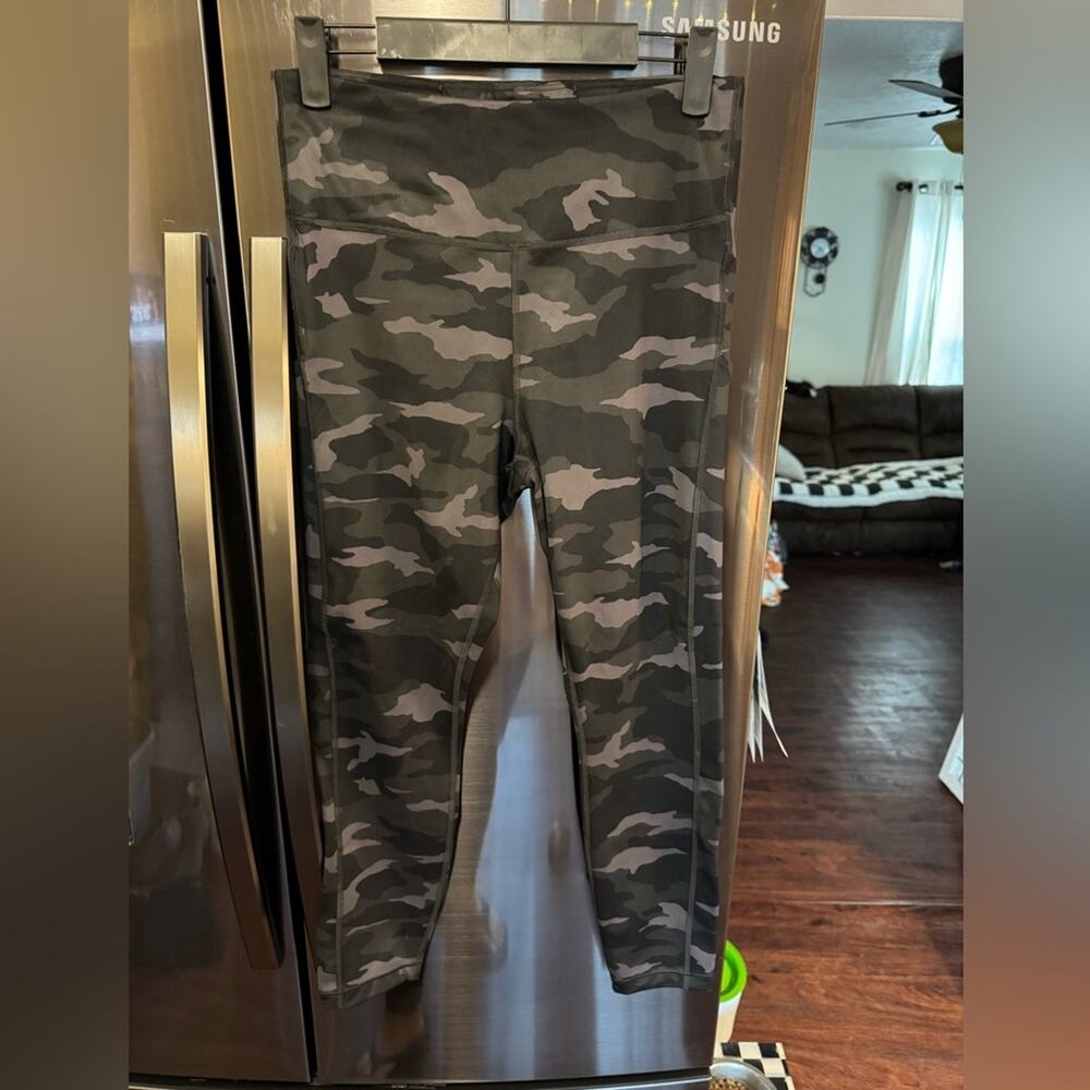 (M) Athleta Ultimate Camo 7/8 Tight